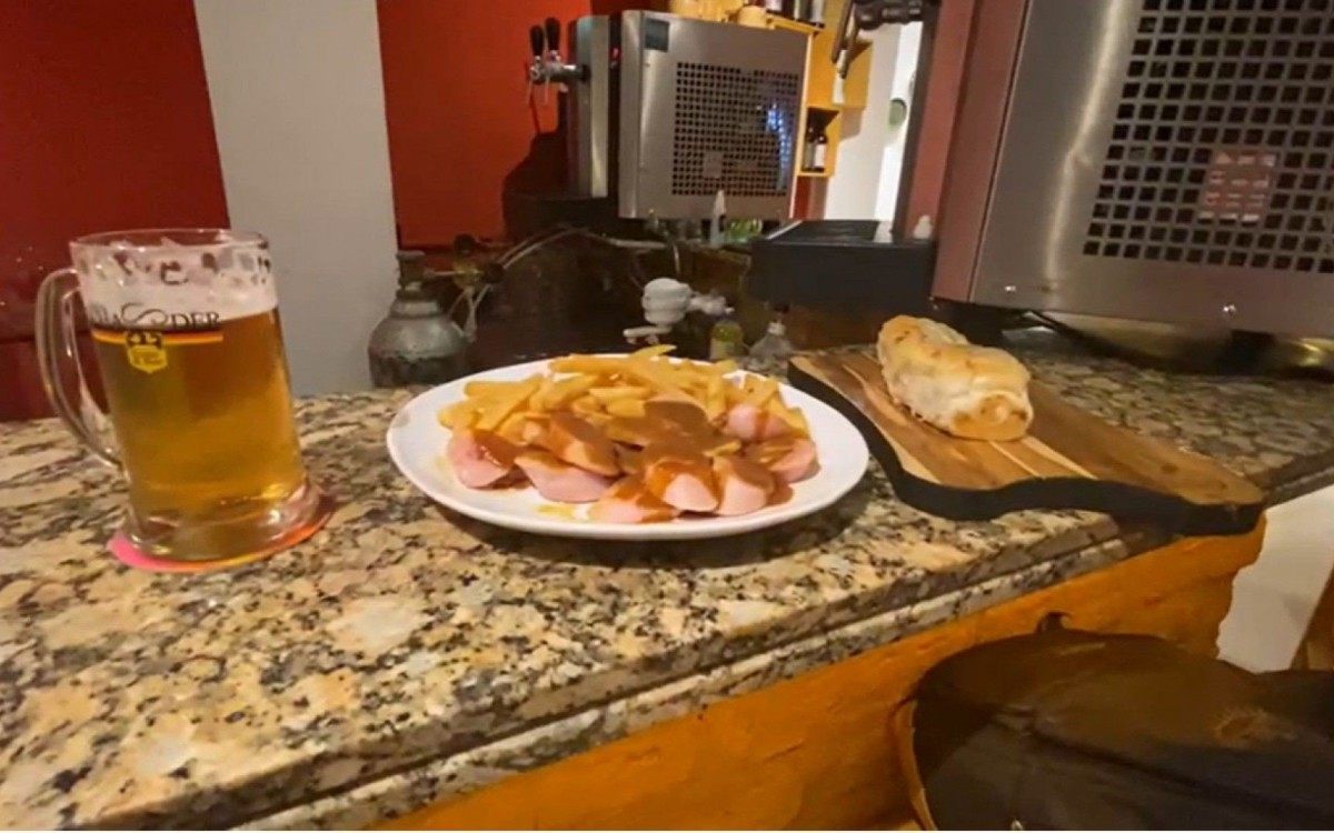 Família Scharder Essen & Bier: cerveja, salsicha, batata e pão especial