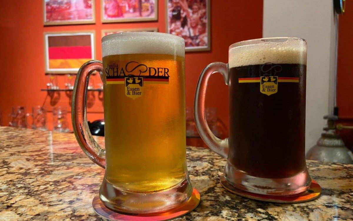 O restaurante oferece uma carta variada de cervejas especiais