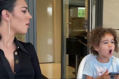 Vídeo: filha de Cristiano Ronaldo encanta a mãe e internautas ao cantar Frozen na Web