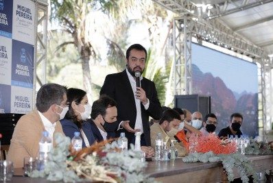 'Não adianta ter dinheiro e não ter projetos', diz Castro em reunião com 60 prefeitos do interior do Rio