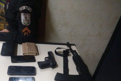Polícia prende dois homens com réplica de fuzil usada em assalto em Cabo Frio