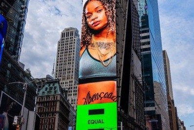 Funkeira brasileira comemora telão em Nova York: 'Quebrando todos tipos de tabu'