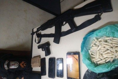 Dupla é presa após assaltar hamburgueria com fuzil falso em Cabo Frio 