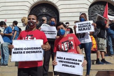 Manifestantes fazem ato em memória à Passeata dos Cem Mil na Cinelândia