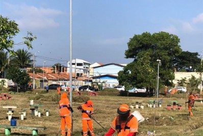 Comlurb faz limpeza urbana em Sepetiba