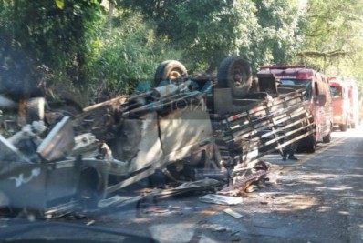 Carro capota na Estrada de Ponta Negra durante esta manhã