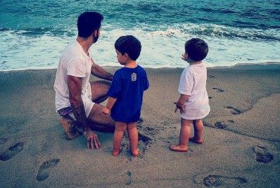 Viúvo de Paulo Gustavo posta clique raro com os filhos na praia