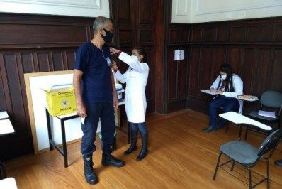 Prefeitura de Petrópolis amplia vacinação contra COVID-19 para pessoas a partir dos 50 anos