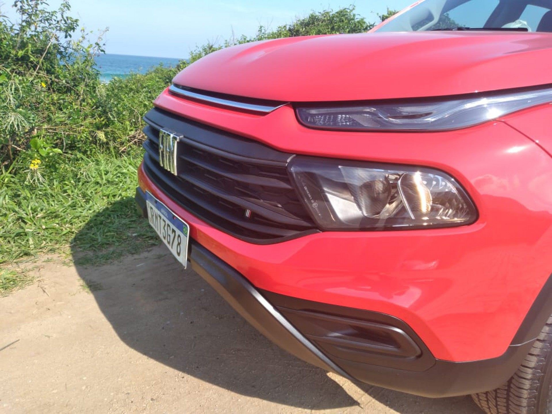 Na versão Endurance, há uma barra cromada na parte superior da grade. A peça une os DLRs. Design varia de versão para versão - Lucas Cardoso