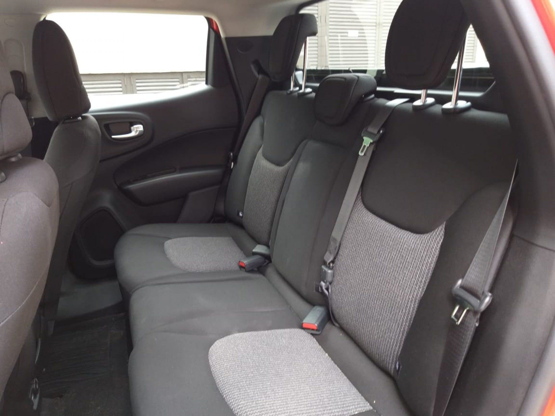 O espaço no banco traseiro é confortável para três pessoas na largura, mas passageiro do meio precisa viajar com as pernas abertas devido ao vão central elevado  - Lucas Cardoso