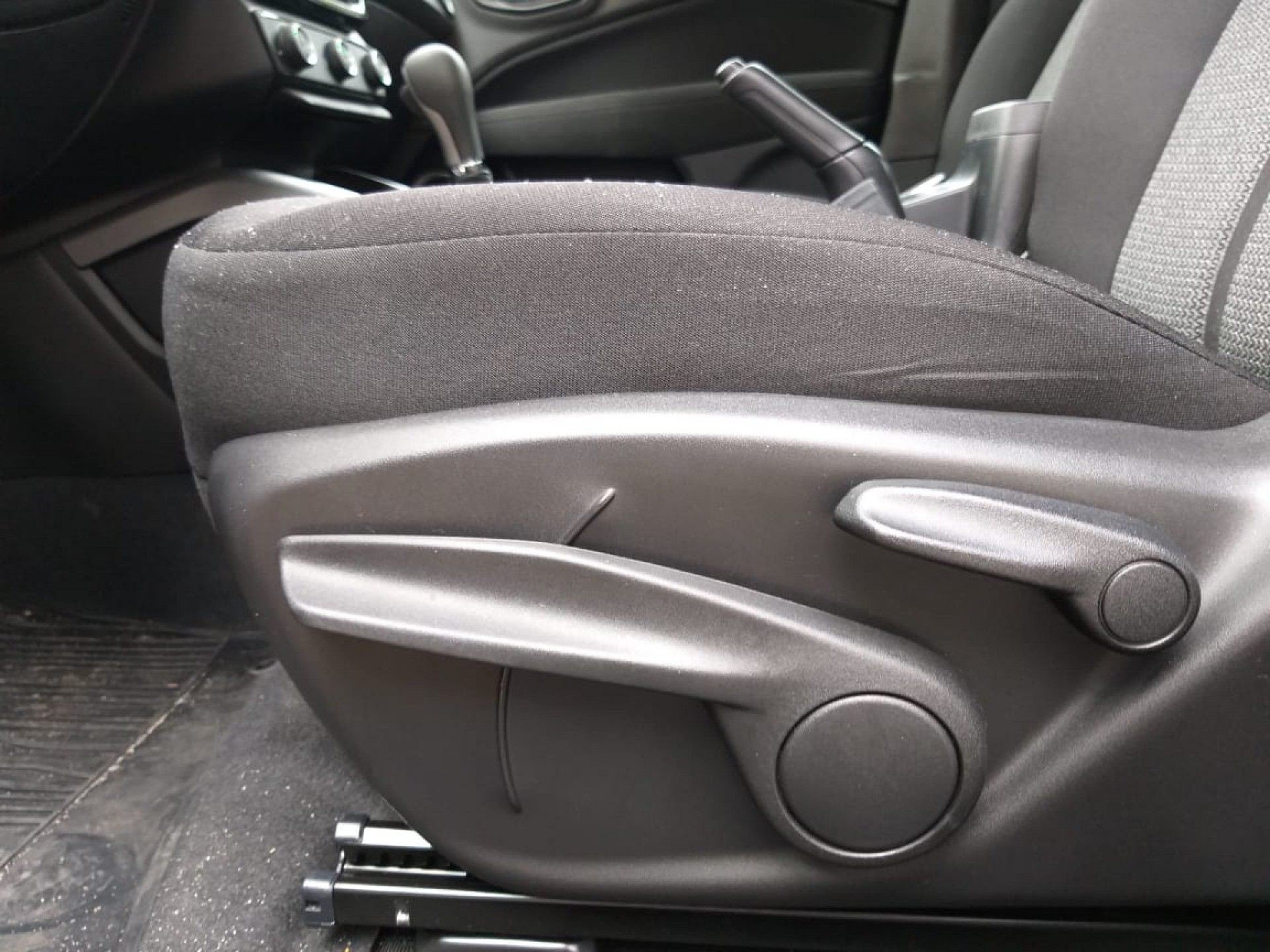 O assento do motorista tem ajustes manuais de altura e angulação do encosto nesta versão - Lucas Cardoso