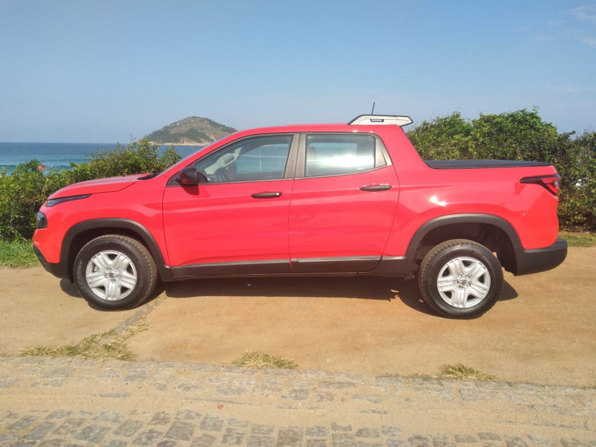 Picape tem entre-eixos de 2.99 m e altura em relação ao solo de 25 cm - Lucas Cardoso