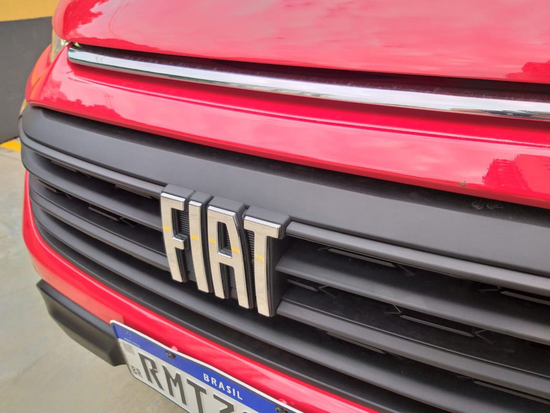 Na versão Endurance, há uma barra cromada na parte superior da grade. A peça une os DLRs. Design varia de versão para versão - Lucas Cardoso