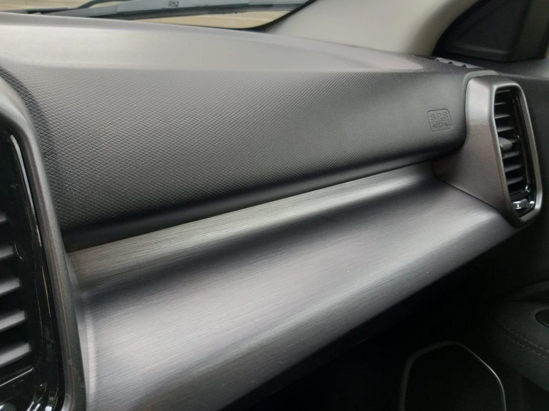 Acabamento que imita alumínio escovado no painel dá um toque bonito para a versão Endurance - Lucas Cardoso