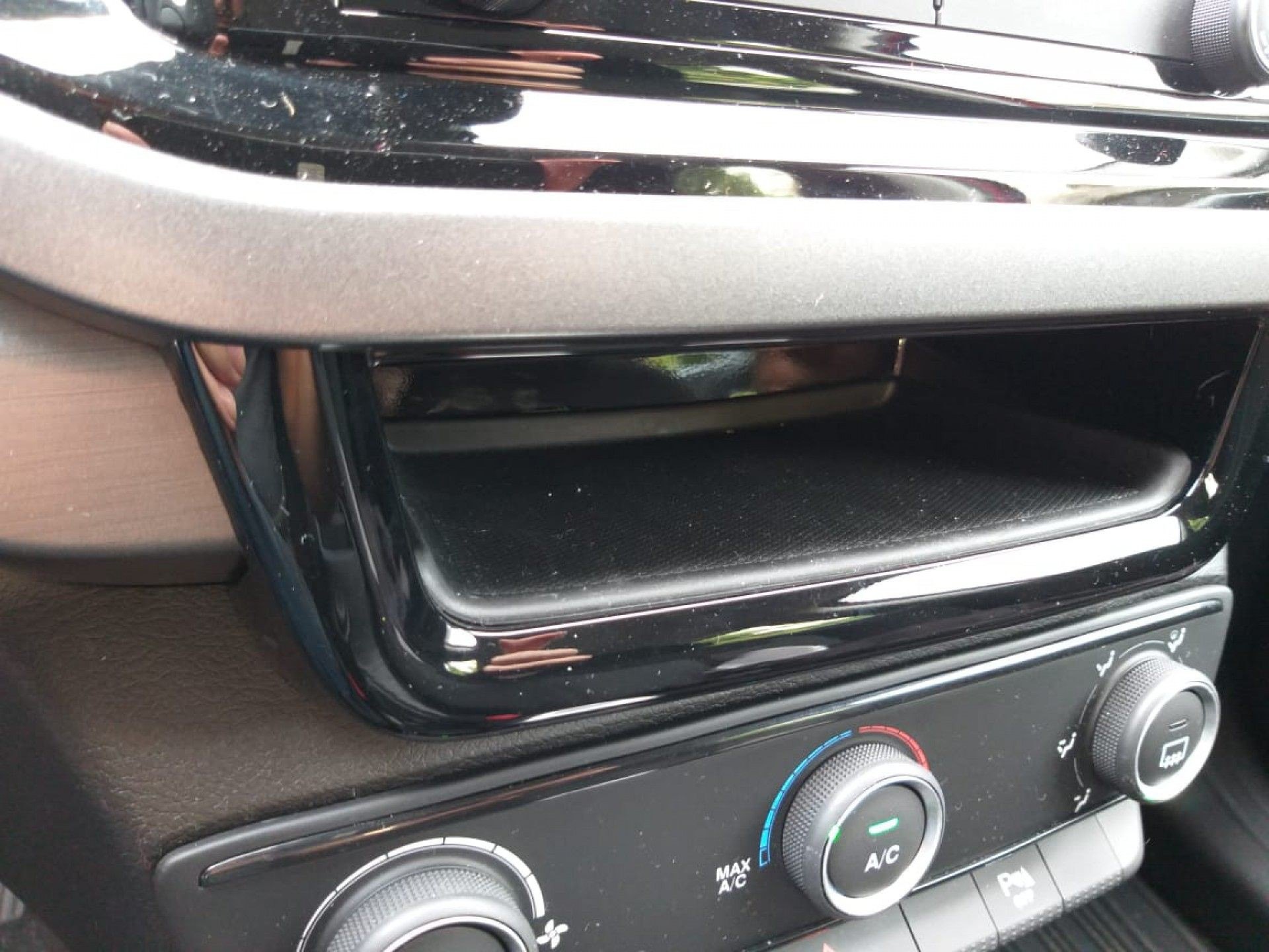 Porta-objetos instalado entre os controles do ar-condicionado e da central multimídia tem espaço ideal para acomodar o celular. Mau aproveitamento dos porta-objetos era uma das falhas da linha anterior - Lucas Cardoso