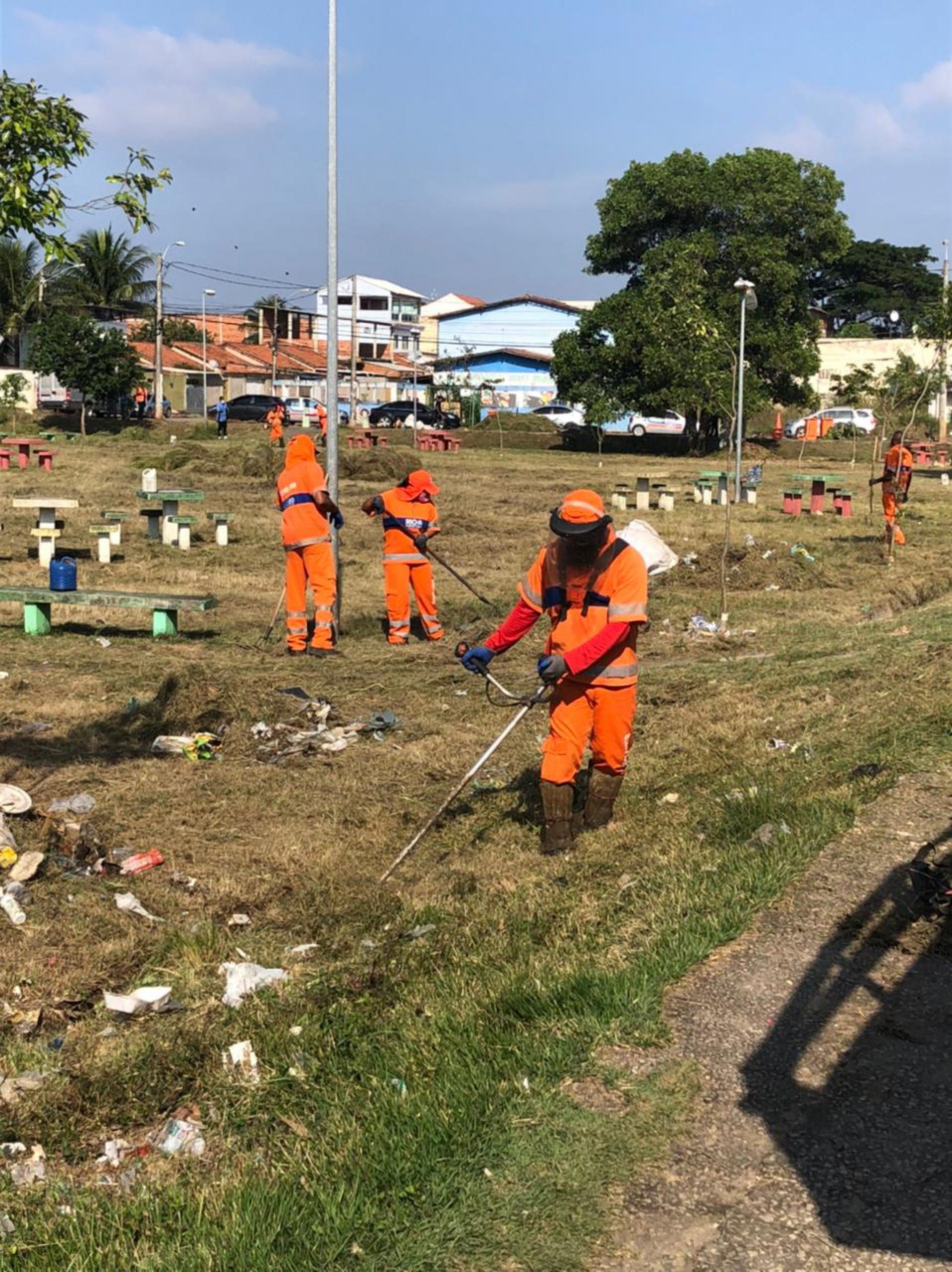 Comlurb faz limpeza urbana em Sepetiba