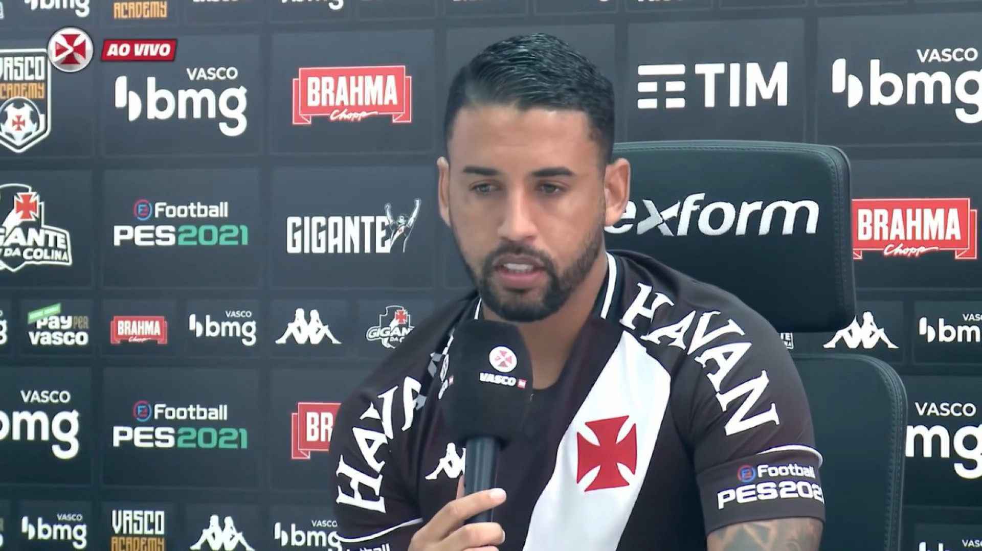 Flagrado em aglomeração, Michel será multado pelo Vasco