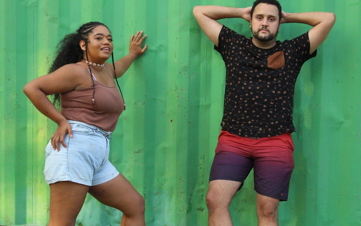 Aulas gratuitas on-line e presenciais de roteiro, dire&ccedil;&atilde;o, fotografia, som e luz para cinema, entre outras mat&eacute;rias fundamentais para a montagem de um filme. O p&uacute;blico-alvo do curso s&atilde;o jovens e adultos da regi&atilde;o da Baixada Fluminense, mas a iniciativa atraiu pessoas da periferia do Rio de Janeiro tamb&eacute;m. 