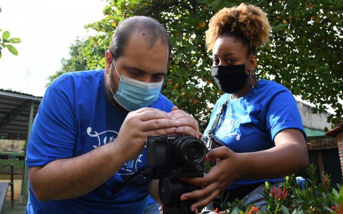 Aulas gratuitas on-line e presenciais de roteiro, dire&ccedil;&atilde;o, fotografia, som e luz para cinema, entre outras mat&eacute;rias fundamentais para a montagem de um filme. O p&uacute;blico-alvo do curso s&atilde;o jovens e adultos da regi&atilde;o da Baixada Fluminense, mas a iniciativa atraiu pessoas da periferia do Rio de Janeiro tamb&eacute;m. 