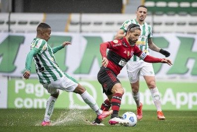 Com gramado encharcado, Flamengo perde para o Juventude em Caxias do Sul