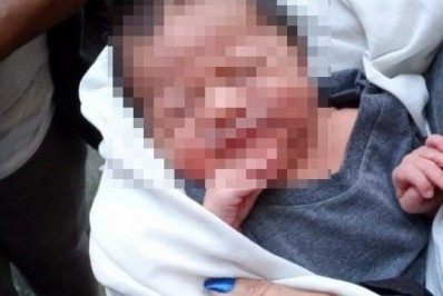 Familiares de bebê abandonado em lixeira no Alemão chegam à delegacia para prestar depoimento