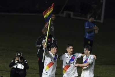 German Cano comemora gol com a bandeirinha de escanteio nas cores do arcoiris simbolizando a causa LGBT durante Vasco x Brusque realizada no Estádio de São Januário pela 7ª rodada do Campeonato Brasileiro, serie B, na noite deste domingo (27), no Rio de Janeiro, RJ.   Foto: CELSO PUPO/FOTOARENA/ESTADÃO CONTEÚDO - CELSO PUPO/FOTOARENA/ESTADÃO CONTEÚDO