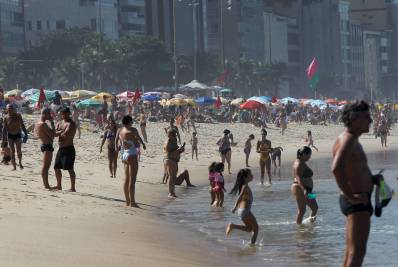Primeiro fim de semana do inverno no Rio tem praias cheias