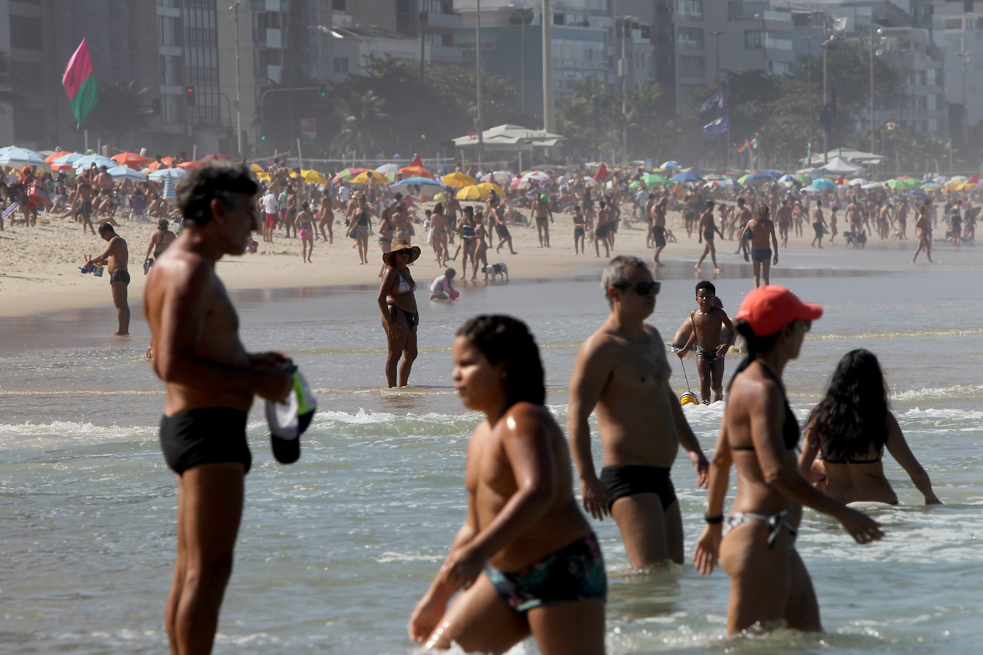 Primeiro do domingo de inverno de praia e orla cheia na zona sul do Rio. Luciano Belford - Luciano Belford