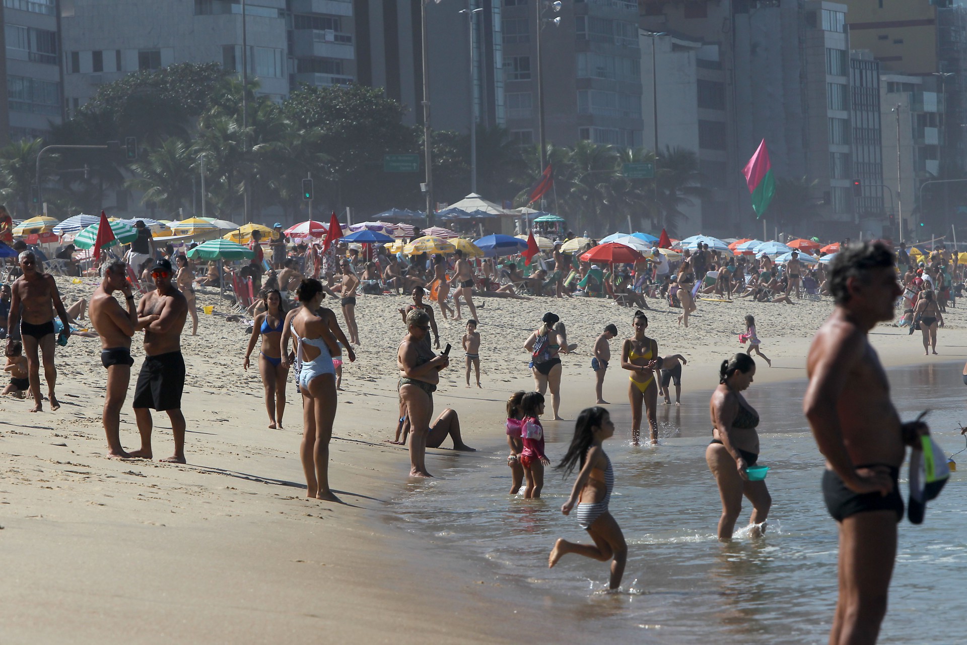Primeiro fim de semana do inverno no Rio tem praias cheias