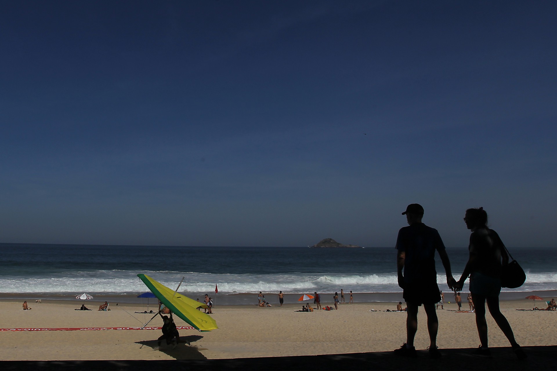 Primeiro domingo de inverno de praia e orla cheia na Zona Sul do Rio - Luciano Belford