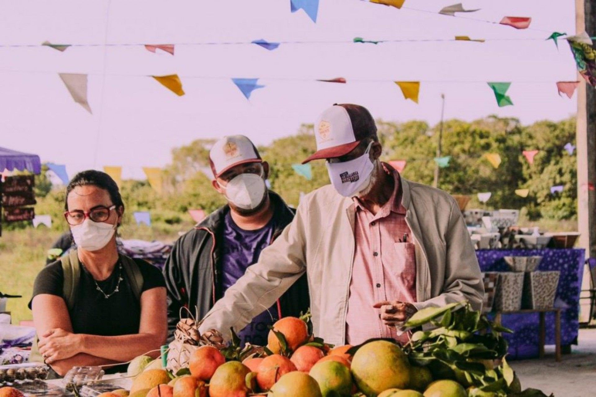 Produtores de diversos cultivos, e artes&atilde;os locais, estiveram expondo seus trabalhos na edi&ccedil;&atilde;o especial da Feira do Produtor Rural - SECOM
