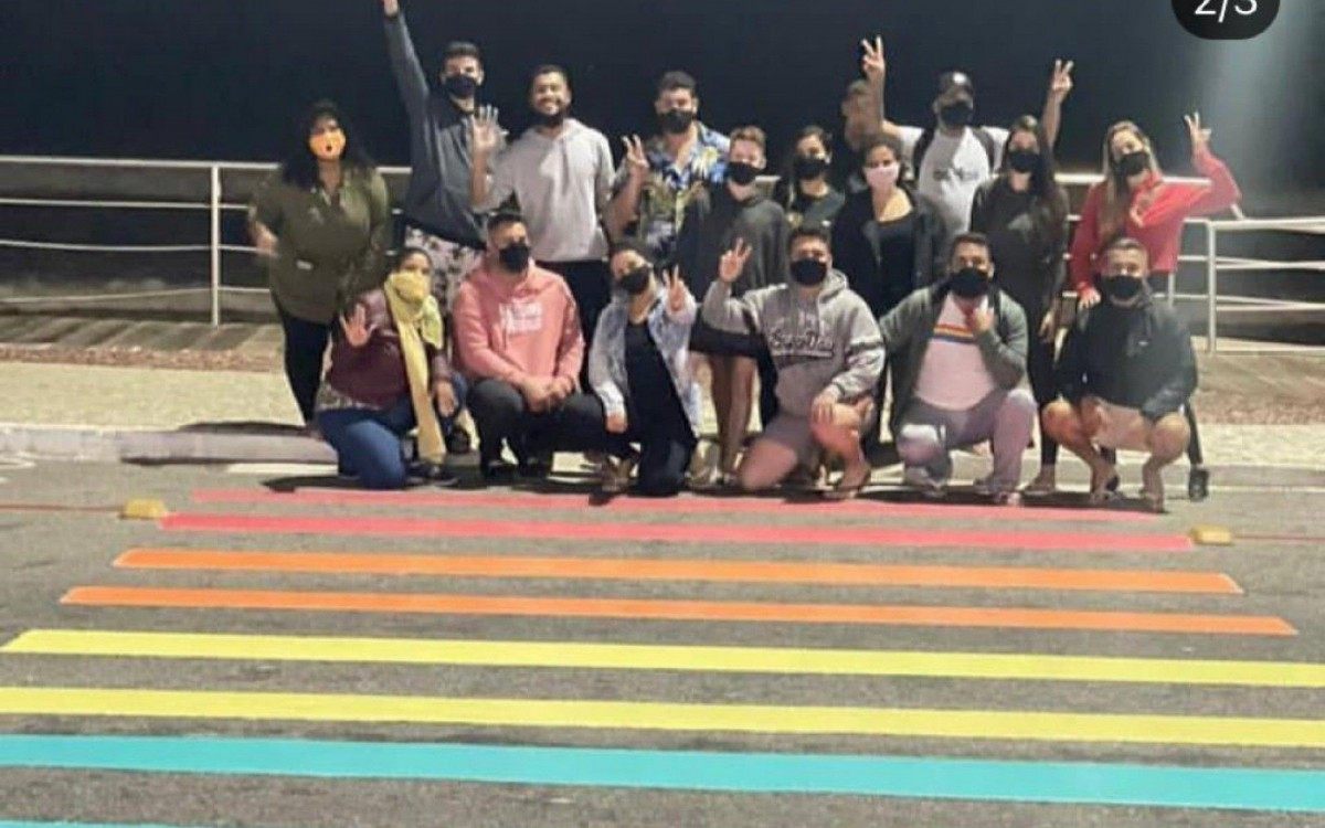 Militantes do Grupo Iguais e representantes do governo municipal 