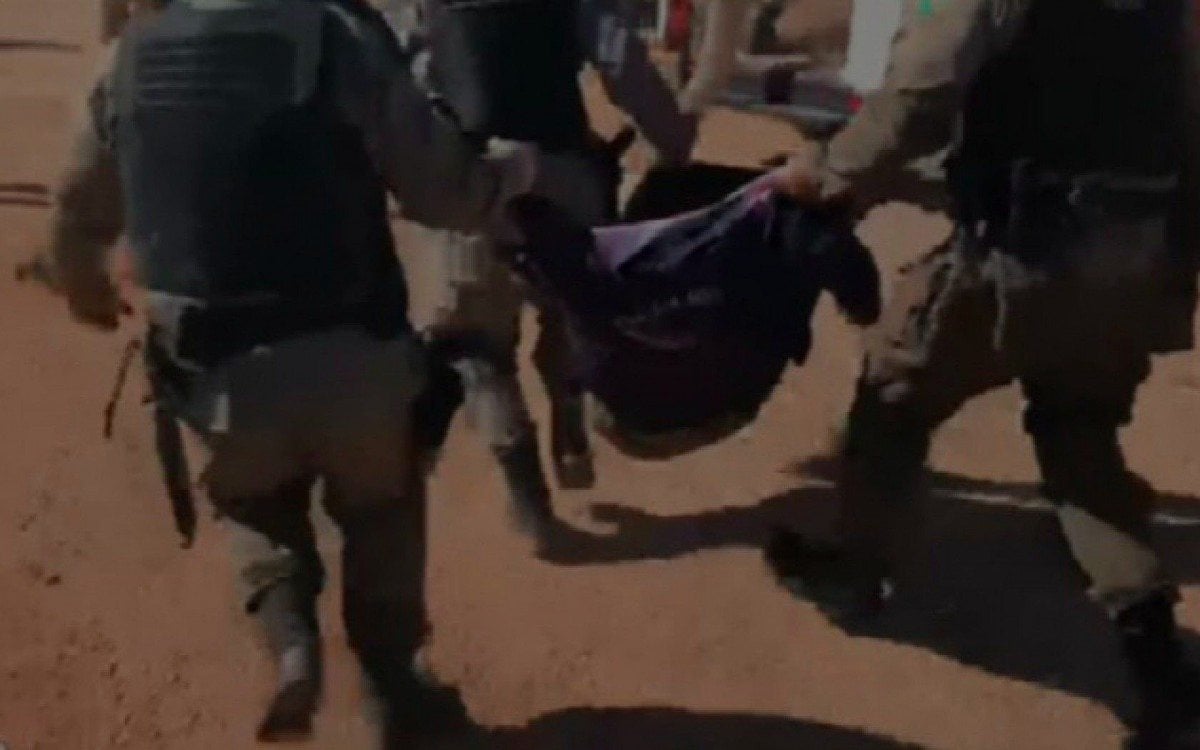 Lázaro sendo levado a ambulância por policiais - Reproduções de vídeos