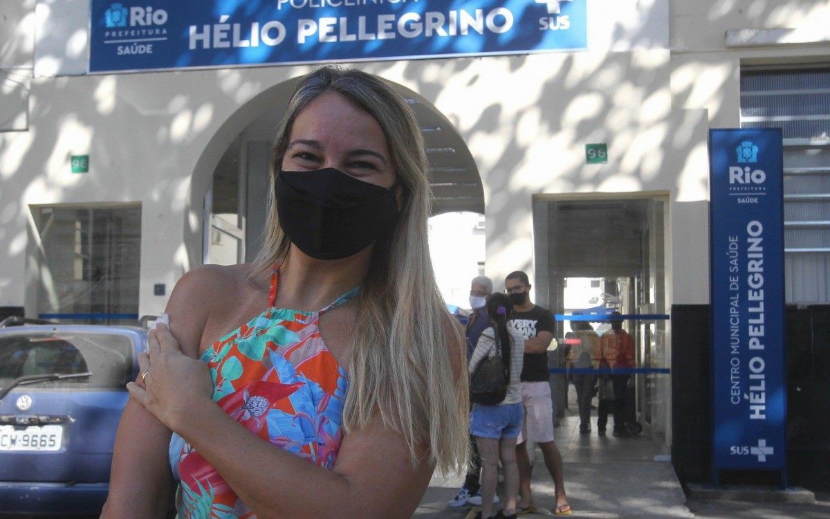 Vacinação de mulheres de 47 anos e puérperas. Na foto, Raquel Bittemcourt, na Policlínica Hélio Pellegrino, na Praça da Bandeira. - Estefan Radovicz / Agencia O Dia