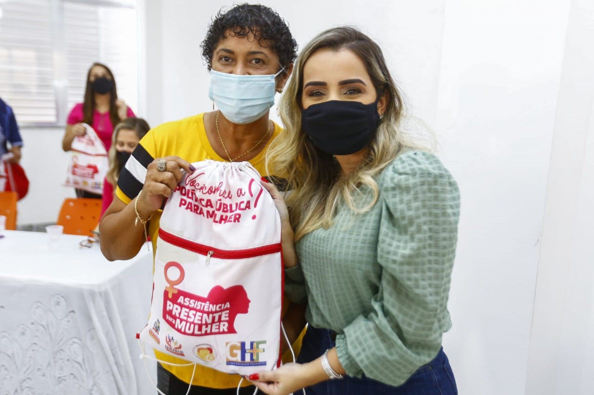 Secretária Brenda Carneiro entrega o kit a Wania Amaral Galindo, que já atua no projeto - Rafael Barreto / PMBR