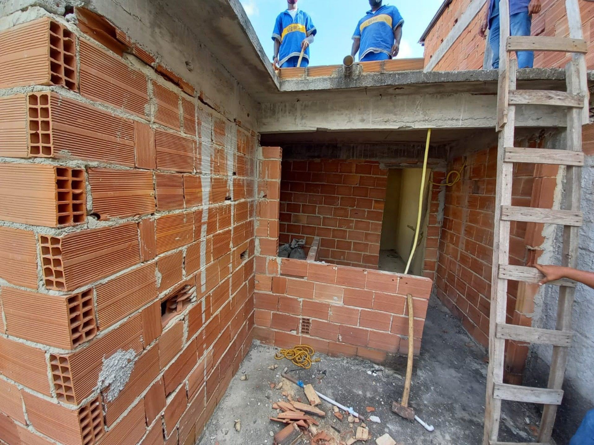 Prefeitura come&ccedil;a demoli&ccedil;&atilde;o de parte de pr&eacute;dio no Rio das Pedras