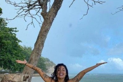 Aline Riscado toma banho de chuva e celebra: 'Pra lavar a alma'