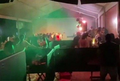 Vídeo: polícia encerra festa clandestina com 180 pessoas 