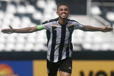 Gerente de base do Botafogo confirma conversas por renovação de destaque do sub-20 