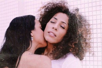 Marcia Castro lança a romântica 'Diga Sim' para comemorar o orgulho LGBTQIA+