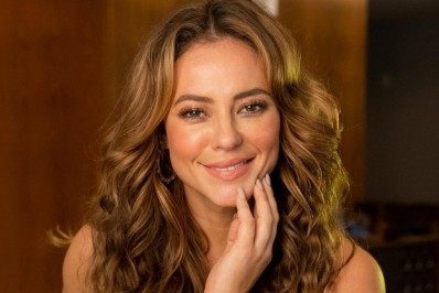 Paolla Oliveira mostra tanquinho em foto de biquíni