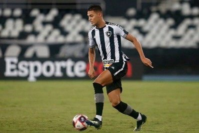 Por empréstimo de dois anos, Sousa assina com clube belga e renova com Botafogo até 2025 
