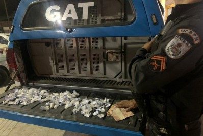 Dupla é presa com drogas na Boca do Mato, em Cabo Frio