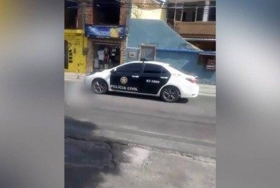Viatura da polícia é seguida por homem armado após errar caminho e entrar na Vila Aliança