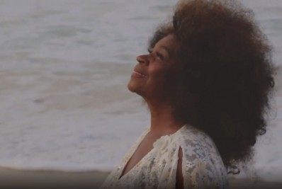 Zezé Motta completa 77 anos e comemora: 'Agradeço ao tempo'