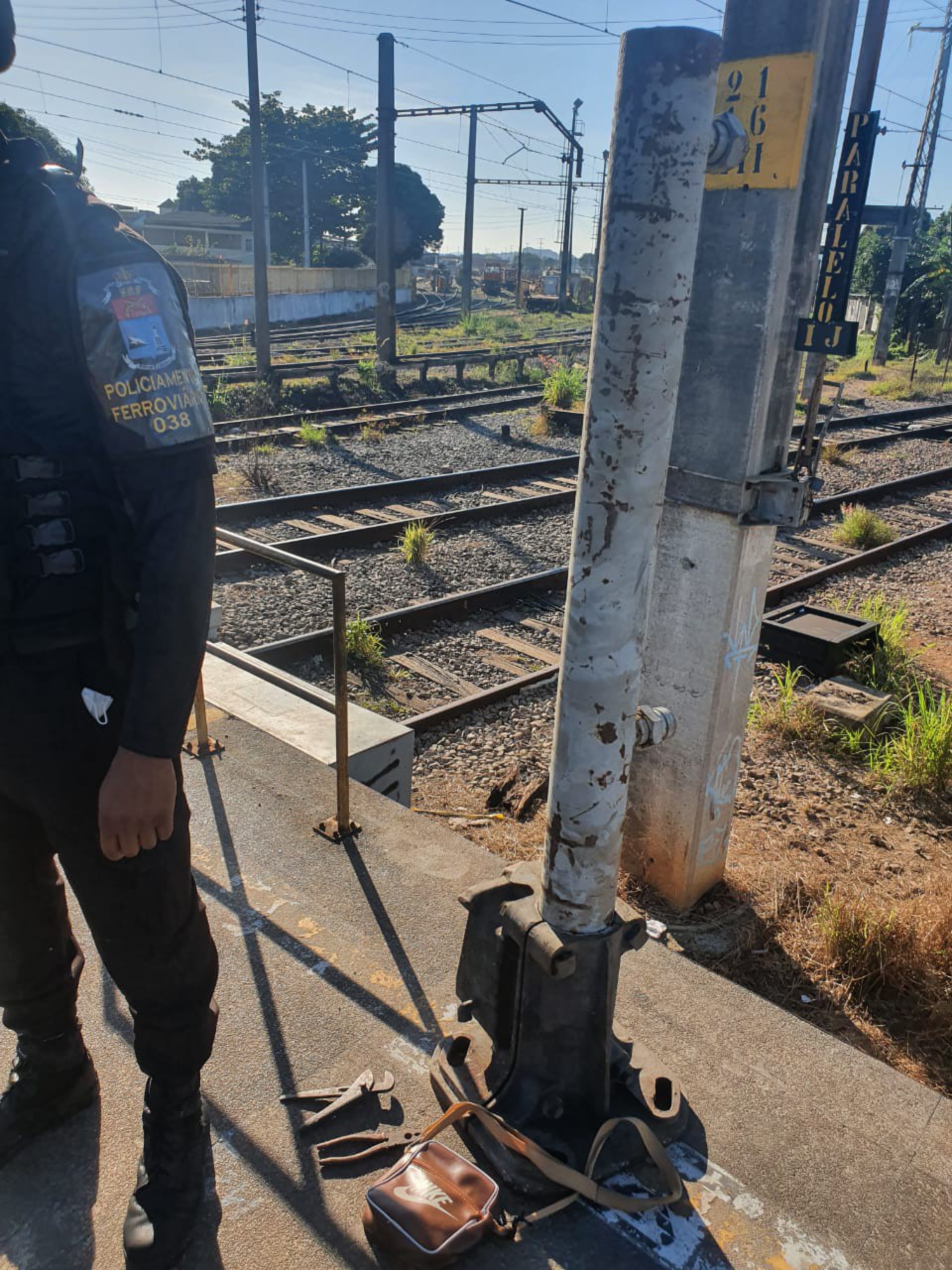Polícia prende dupla que furtava cabos na estação de trens de Deodoro