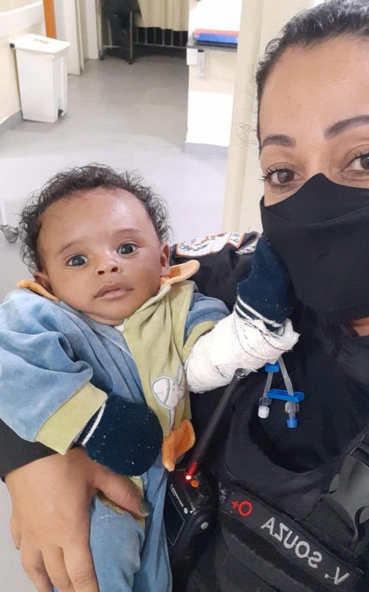 Enzo no colo da policial V. Souto