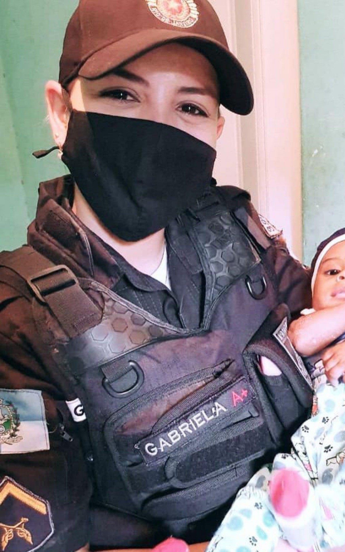 A soldado Gabriela com o pequeno Enzo