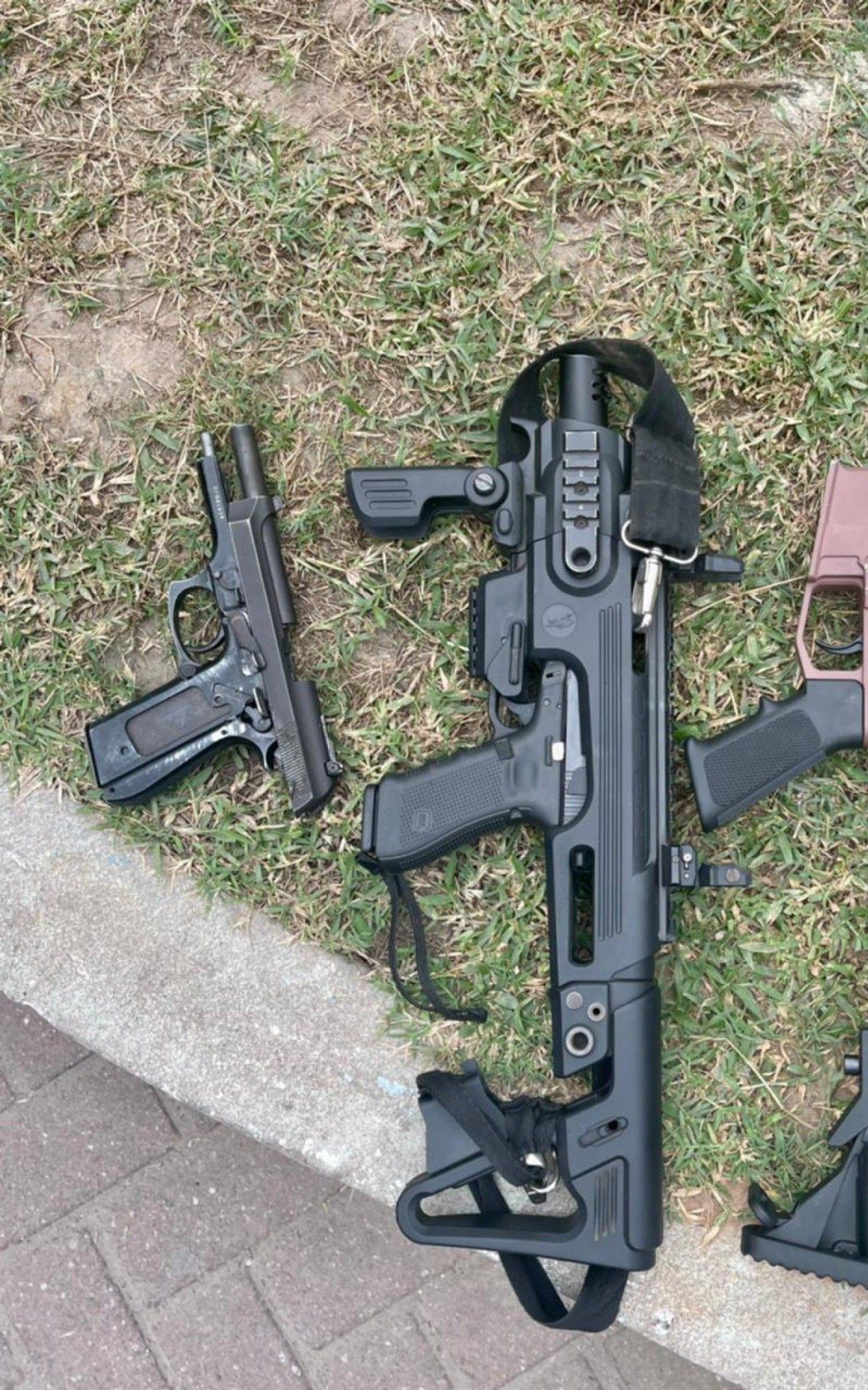 Armas apreendidas pela Polícia Militar no Complexo do Salgueiro, em São Gonçalo - Divulgação