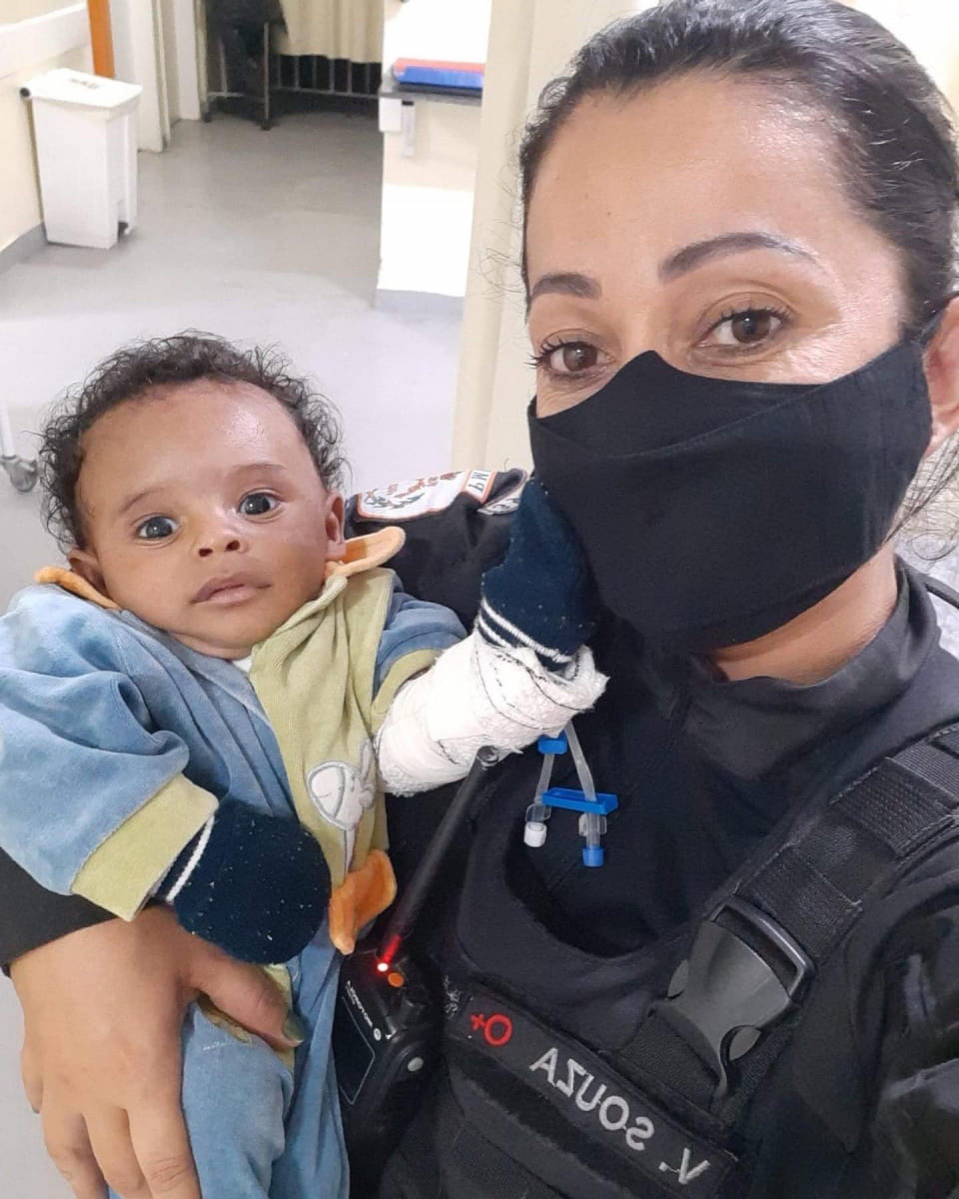 Enzo no colo da policial V. Souto - Divulga&ccedil;&atilde;o / 39&ordm; BPM